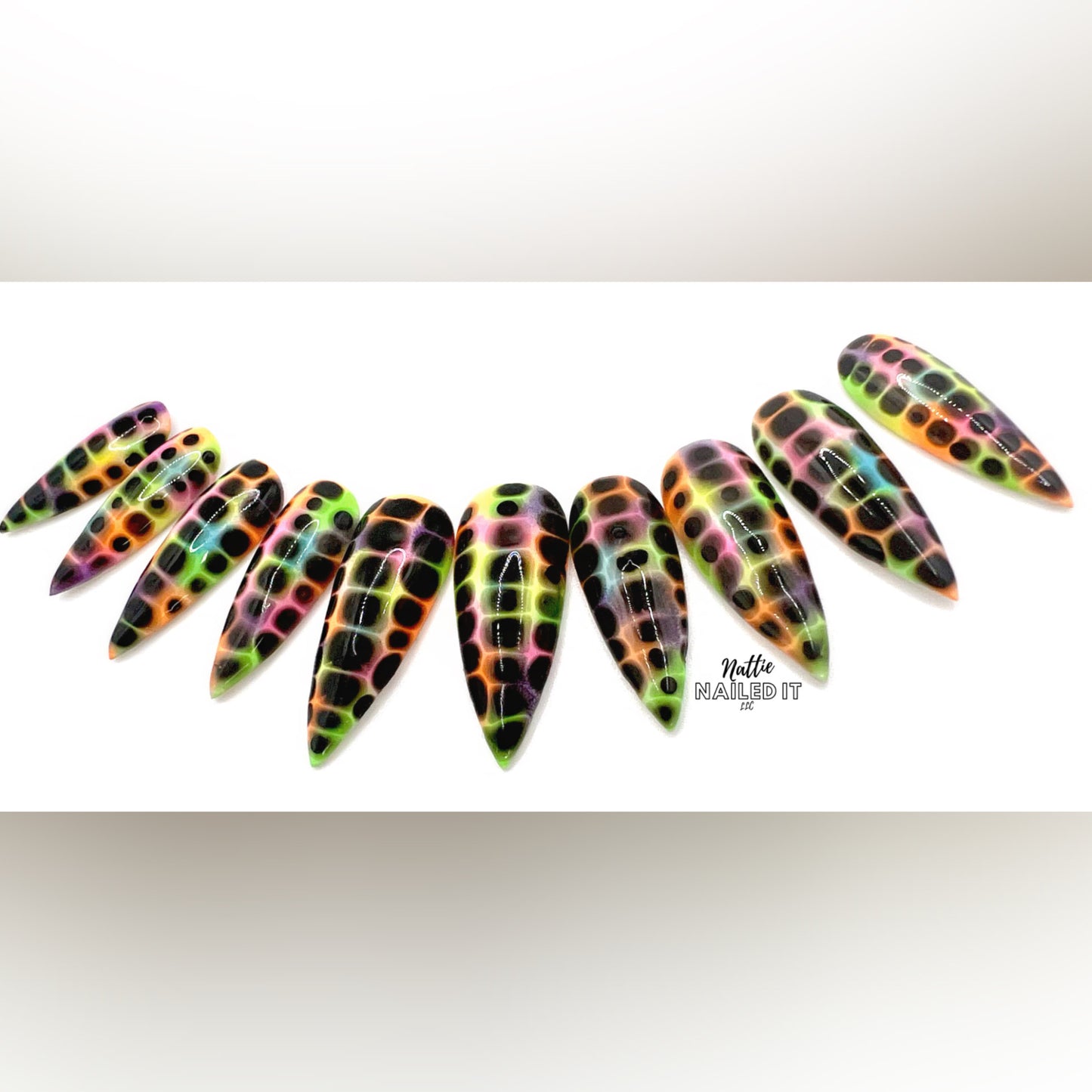Spotty Reception Press On Nails